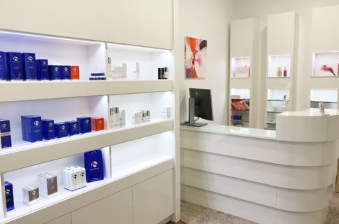 Dieses Bild zeigt einen Raum mit Kosmetikprodukten in der Praxis.