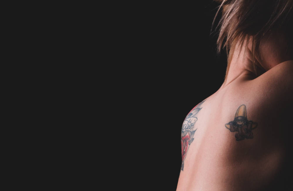 Frau mit Tattoo auf dem Rücken